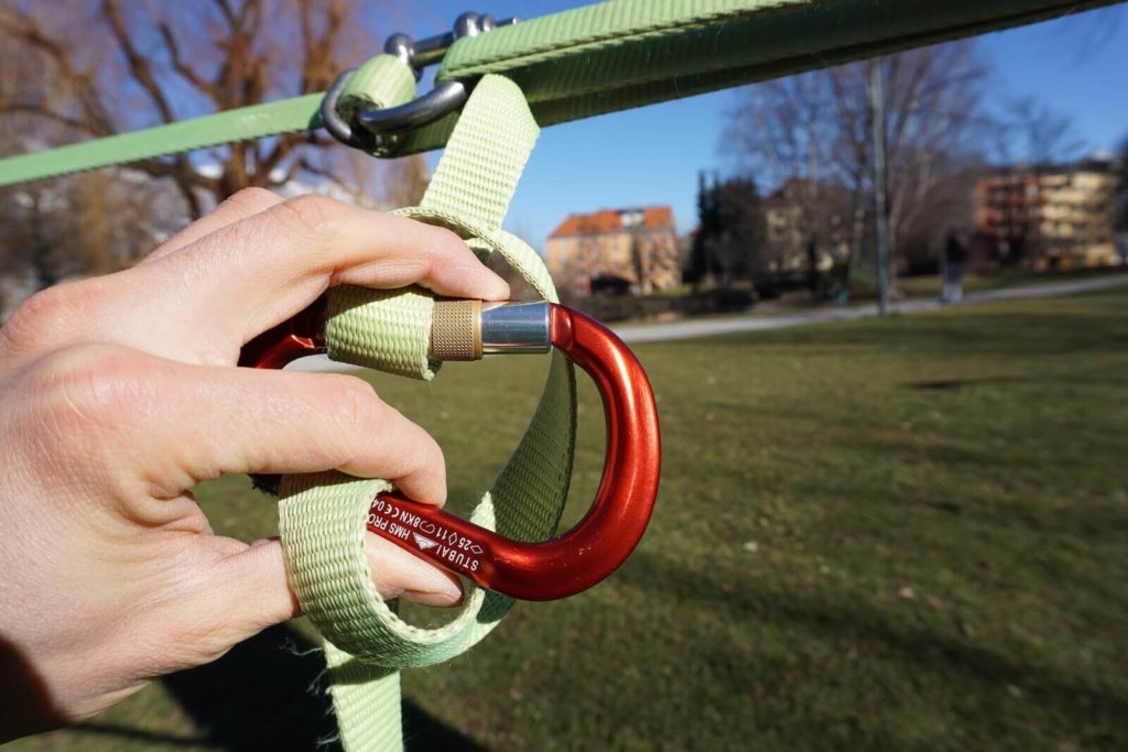 Durchgefädelten Teil über den Karabiner schlagen