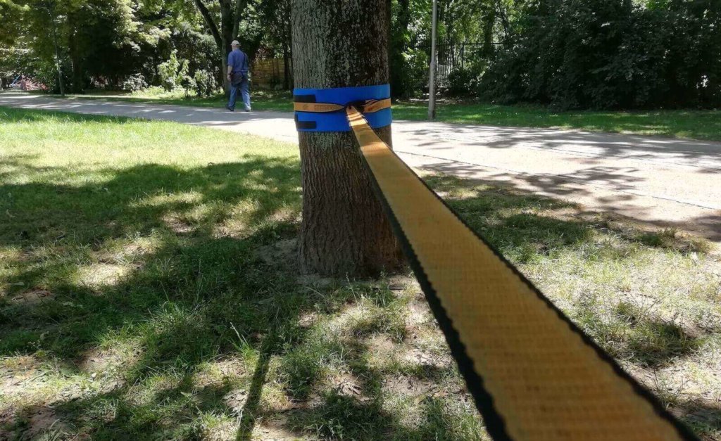 Die Slackline ausdrehen und vorspannen