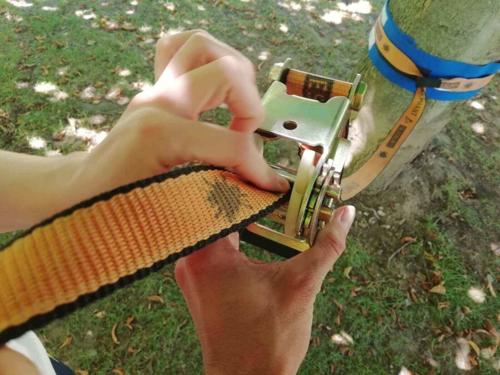 Die Slackline durch die Ratsche fädeln