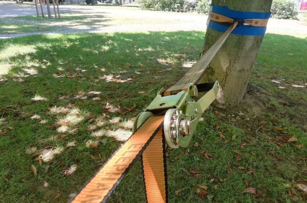 Die gespannte und gesicherte Slackline