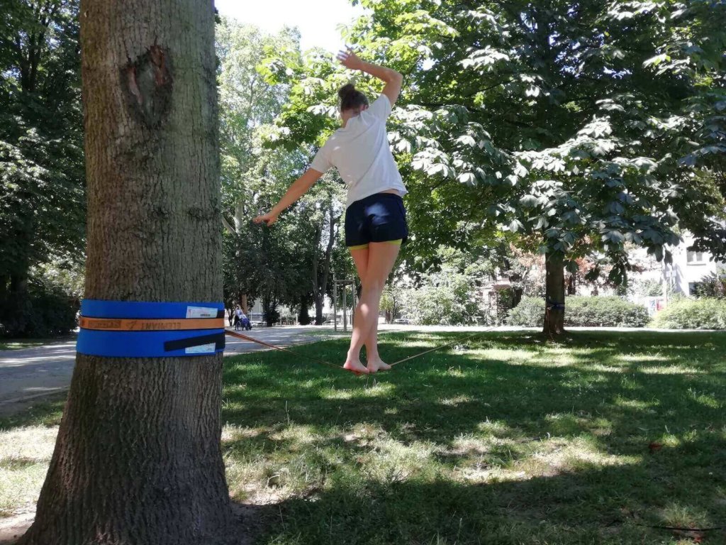 Balancieren auf der fertig gespannten Slackline
