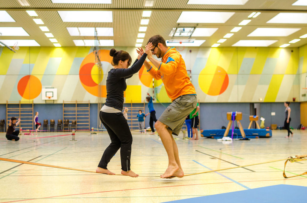 2 Personen auf einer Slackline