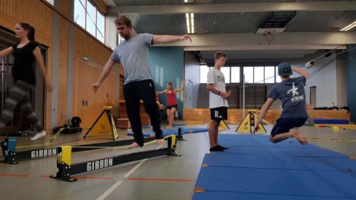 Slacklinen in der Schule für Schüler