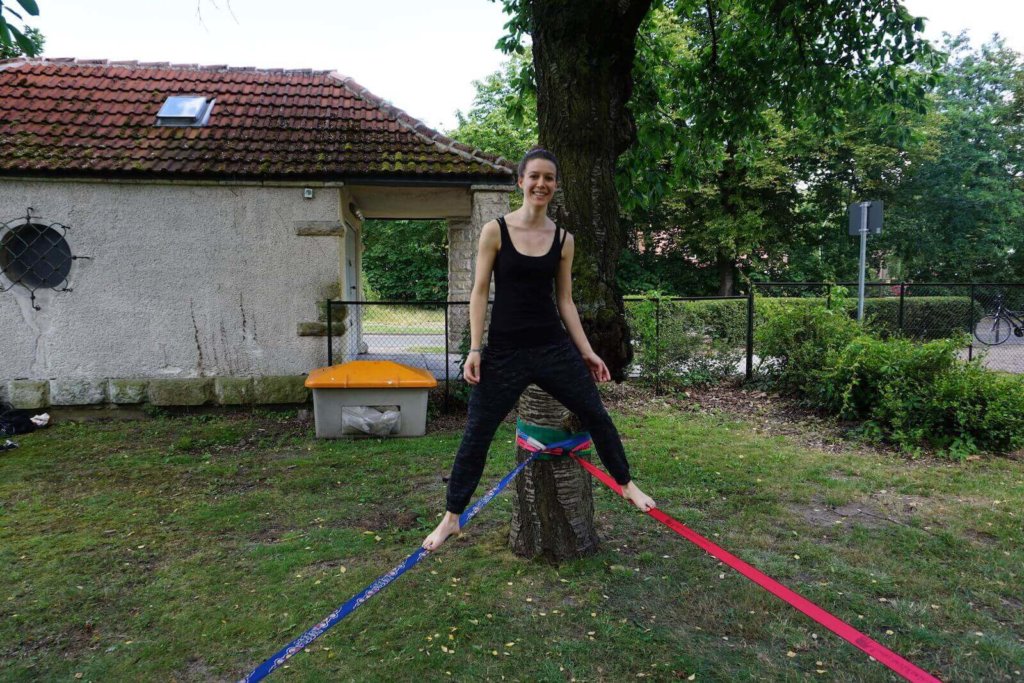 2 Slacklines parallel mit balancierender Frau