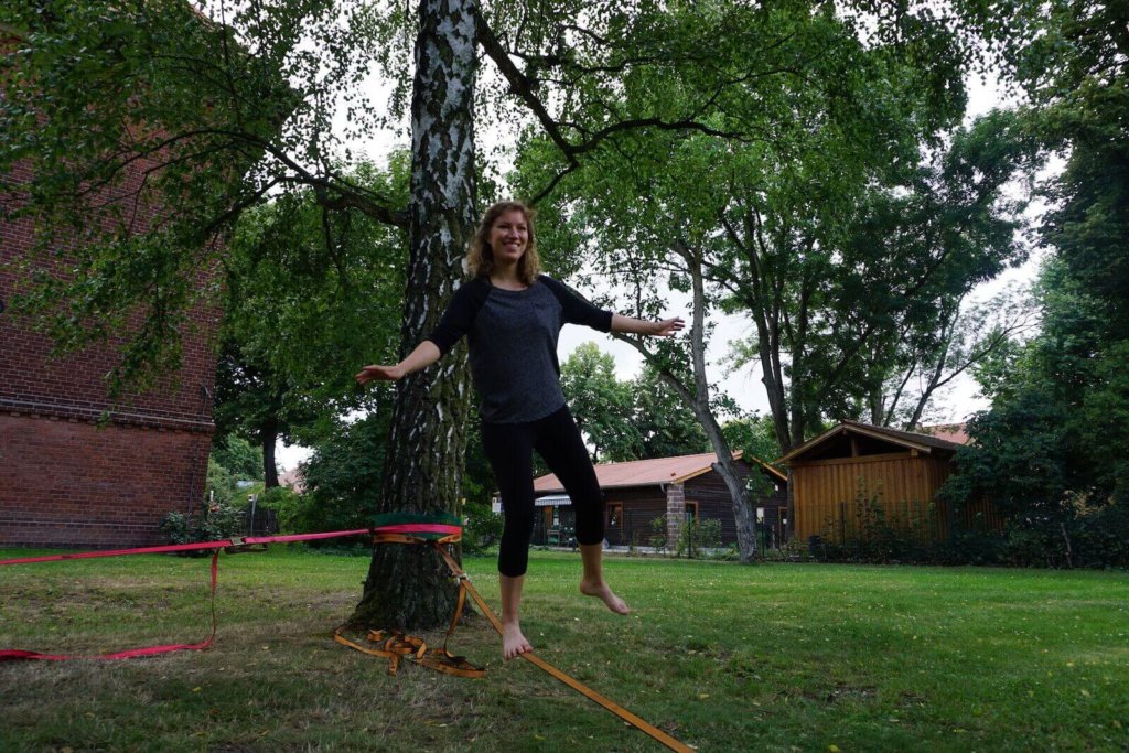 Stehversuche auf der wackeligen Slackline