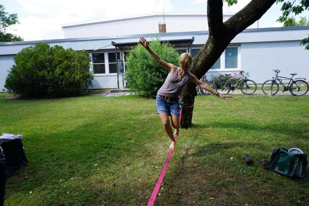 Balancieren auf dem Band beim Slackline Workshop