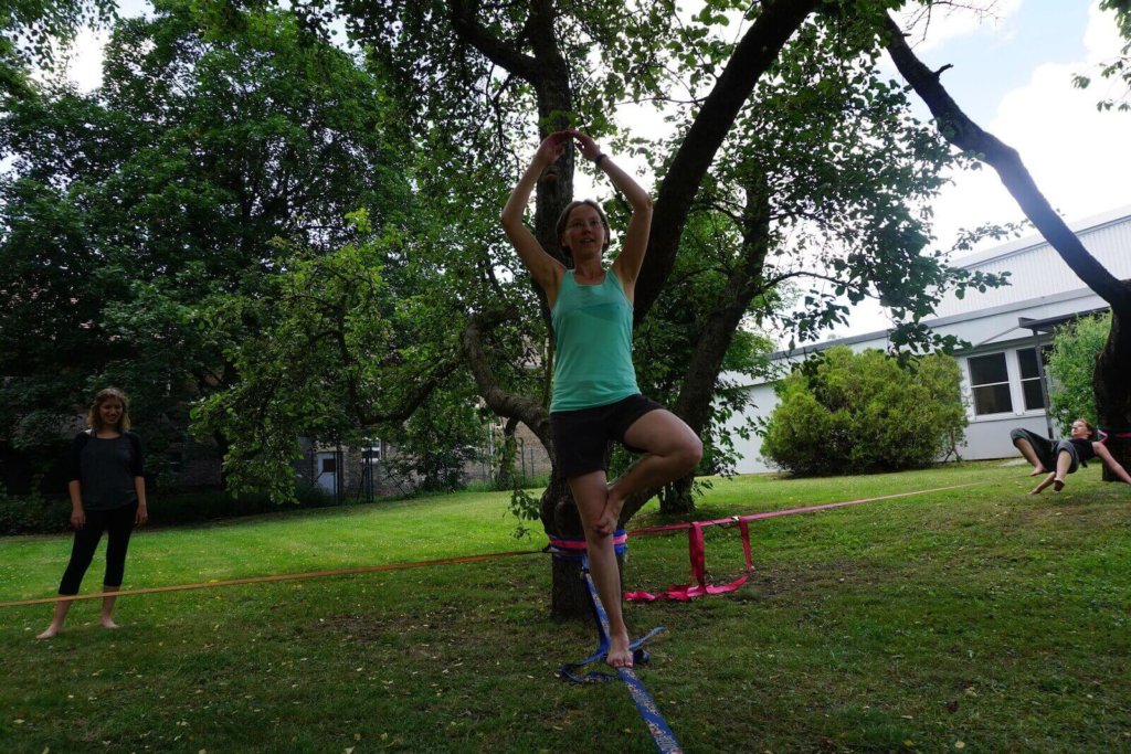 Yoga auf der Slackline Der Baum