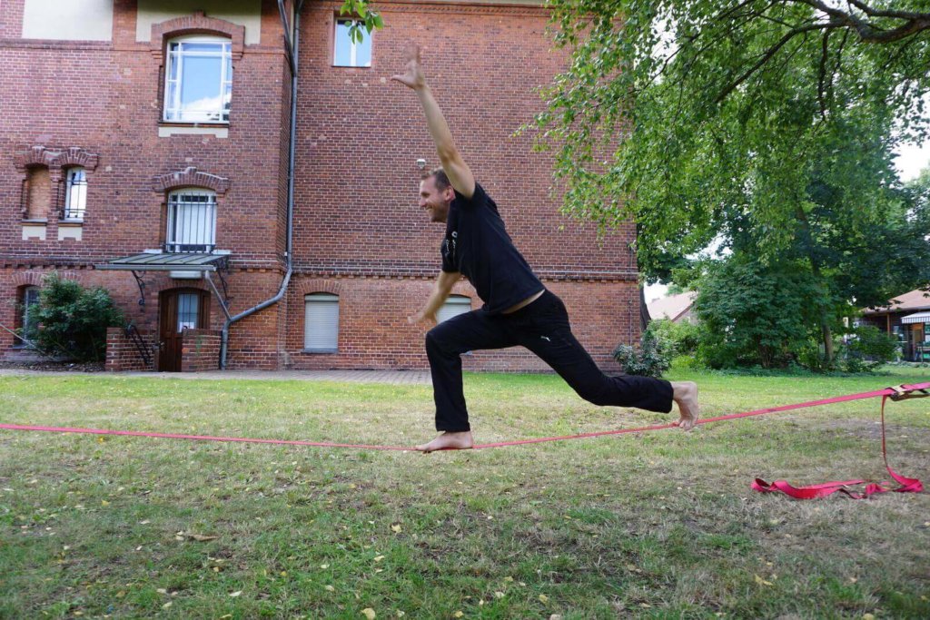 Yoga Übungen auf der Slackline