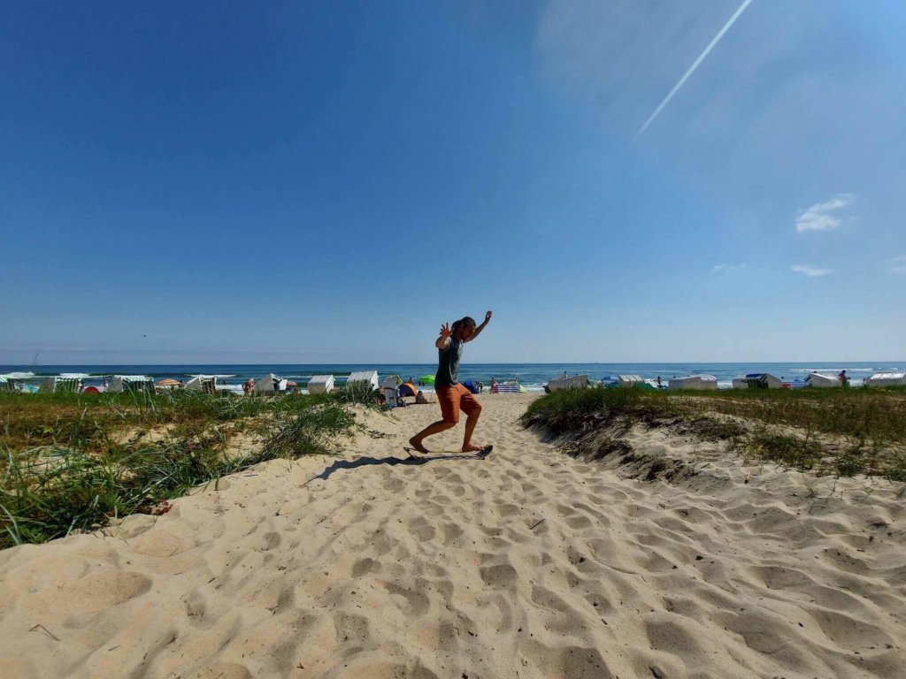 Balancieren auf der Slackline am Strand