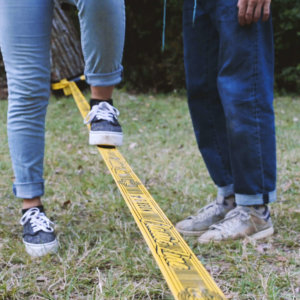 Erster Stehversuch auf der Gibbon Classic Slackline